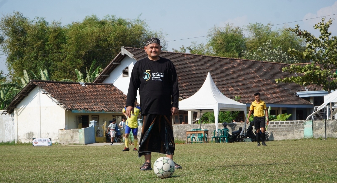 Penendangan bola pertama dilakukan oleh Gus Rozaq jadi penanda dimulainya pertandingan secara resmi. (Foto: Istimewa) 