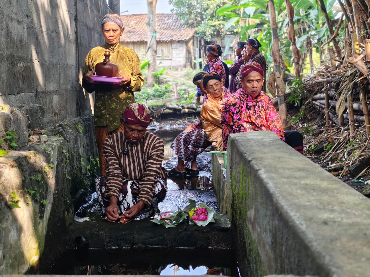 Prosesi pengambilan air dari tujuh sumber mata air menjadi bagian penting dalam rangkaian Merti Dusun Dayakan ke-16 di Kalurahan Sardonoharjo, Kapanewon Ngaglik, Sleman. (Foto: Istimewa) 

