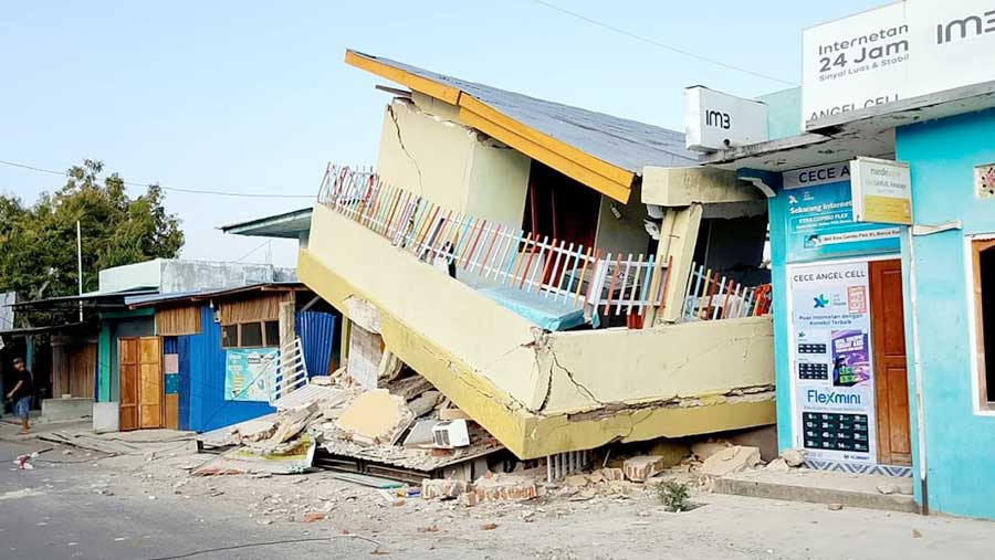 Bangunan rusak parah akibat gempa bumi M7,7 di NTT. (Foto: BNPB)