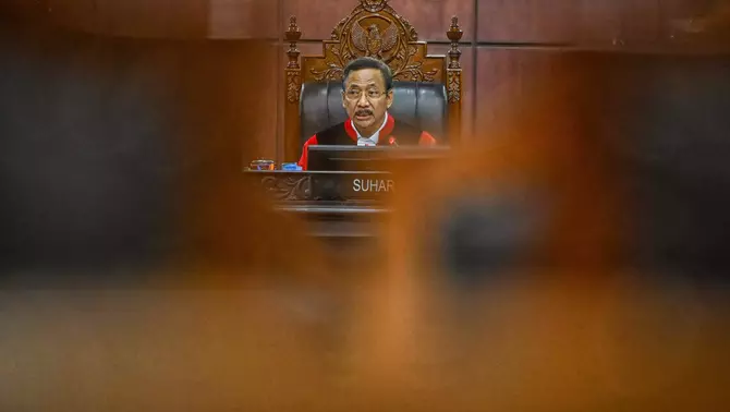 Ketua MK Suhartoyo dalam sidang pembacaan putusan terhadap 17 perkara pengujian undang-undang di Gedung Mahkamah Konstitusi, Jakarta, Jumat (28/8/2026). (Foto: Antara)