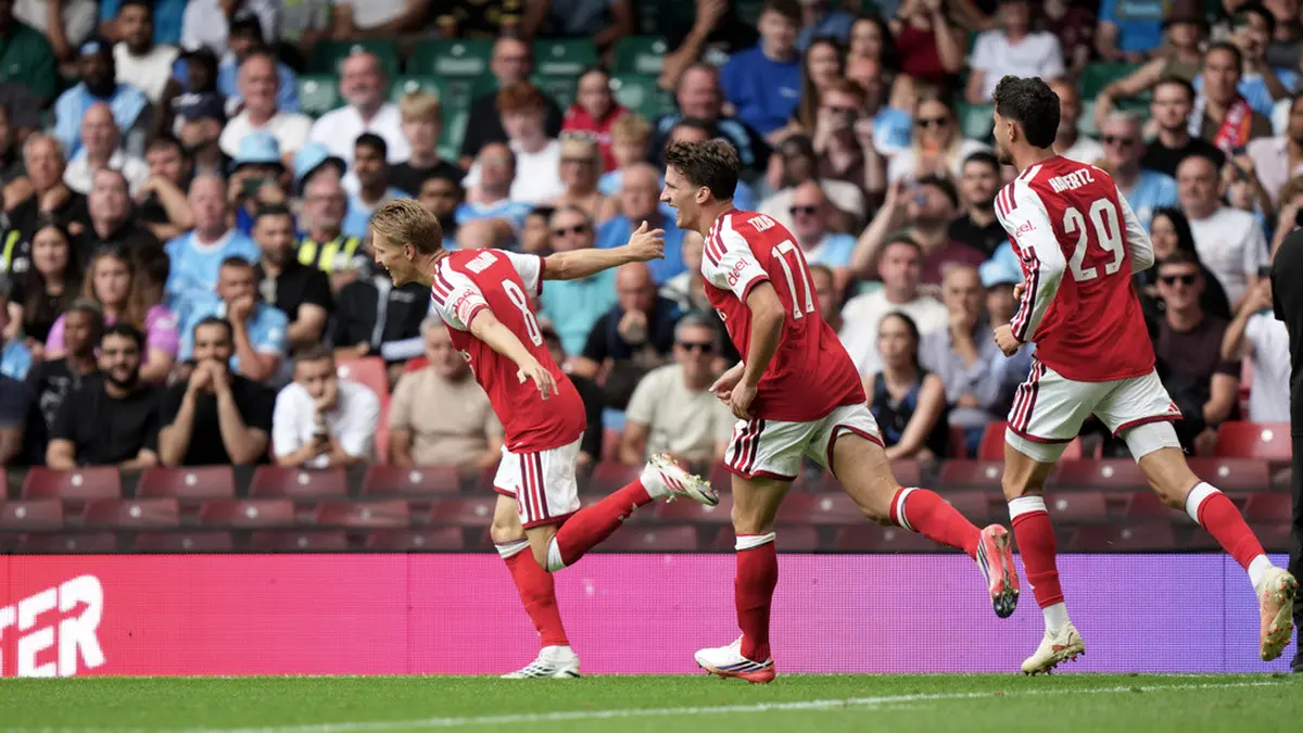 Sejumlah pemain Arsenal merayakan gol ke gawang lawan. (Foto: AP Photo)