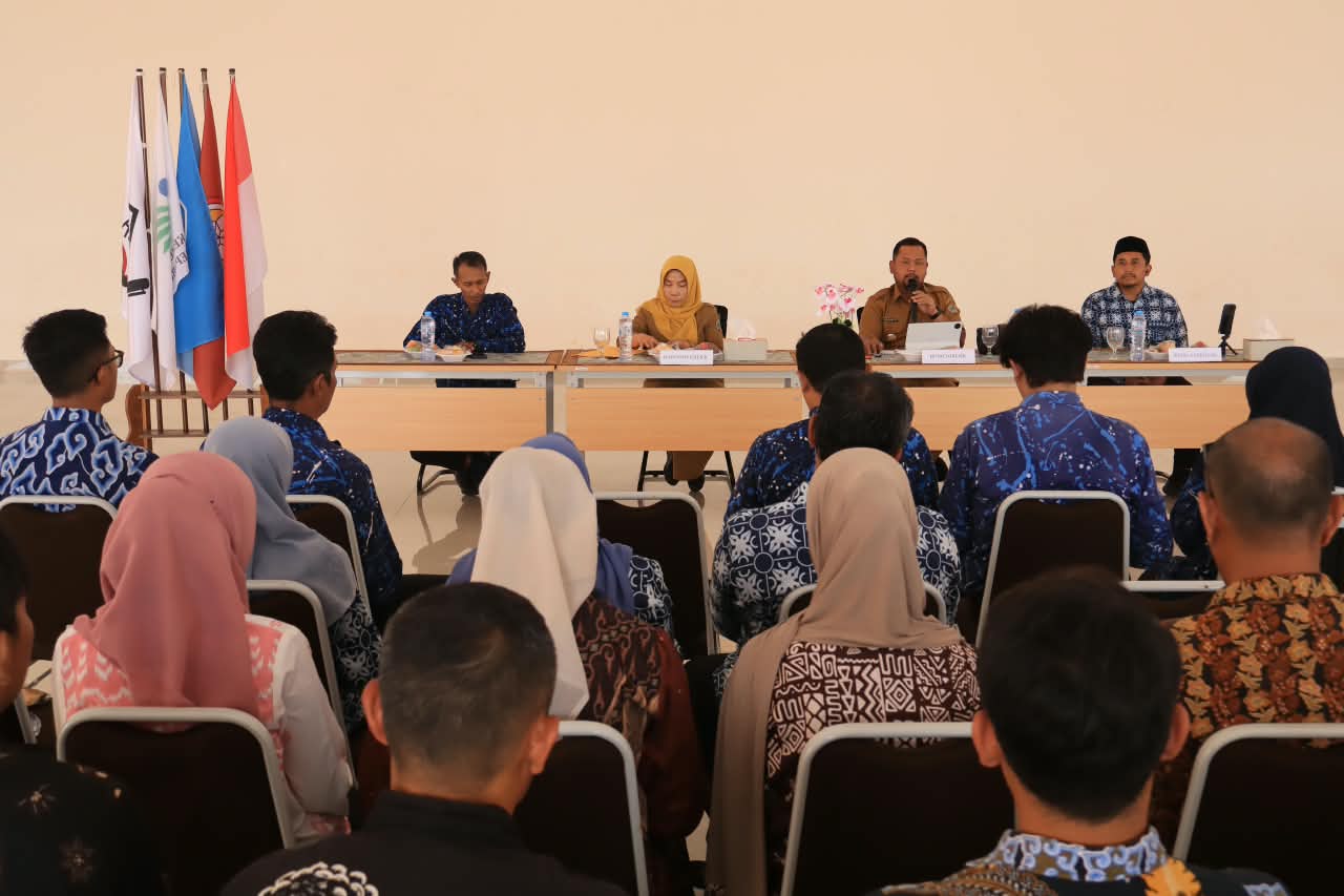 Pemkab Gresik memperkuat pola asuh terpadu dan pemberdayaan keluarga di Sekolah Rakyat Terintegrasi 1 Gresik untuk membangun karakter serta ketahanan keluarga. Hal itu disampaikan Bupati Gresik Fandi Akhmad Yani saat membuka diskusi pembinaan dan penguatan kelembagaan bersama jajaran pengelola SRT 1 Gresik di Desa Raci Tengah, Kecamatan Sidayu, Selasa (29/9/2026). (Foto: Istimewa) 