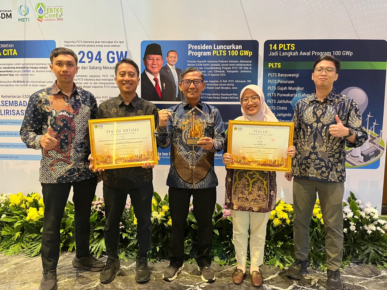 Dalam ajang bergengsi Apresiasi EBTKE 2026 yang diselenggarakan oleh Kementerian Energi dan Sumber Daya Mineral (ESDM) di Jakarta pada Jumat (4/9/2026), PLN NP UP Paiton berhasil menyabet dua penghargaan sekaligus di sektor energi baru terbarukan. (Foto: Istimewa)