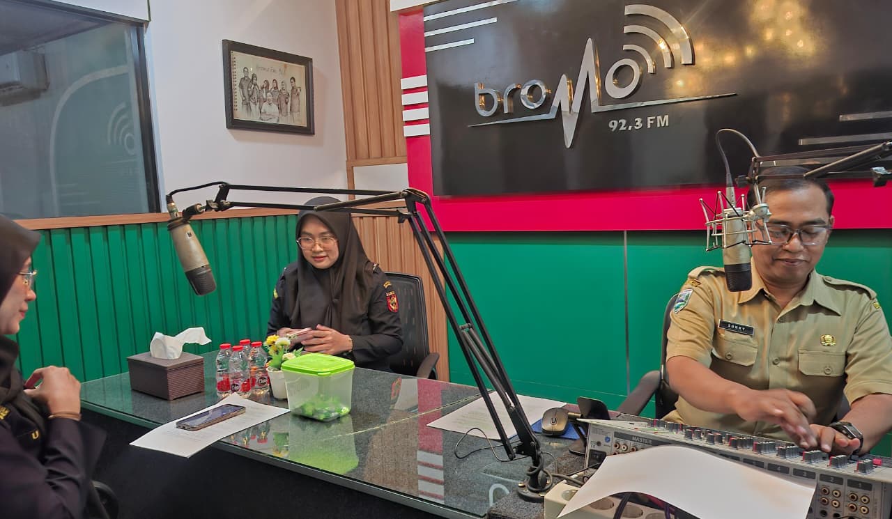 Bea Cukai Probolinggo minta masyarakat waspadai rokok ilegal dan penipuan siber. Pesan itu disampaikan Kantor Pengawasan dan Pelayanan Bea dan Cukai (KPPBC) Tipe Madya Pabean C Probolinggo melalui dialog interaktif di LPPL Radio Bromo FM 92,3 FM, Senin (21/9/2026). (Foto: Istimewa) 