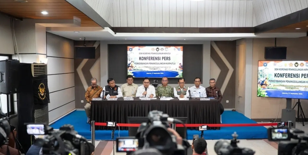 Polri telah menangani 219 perkara kebakaran hutan dan lahan (karhutla) di berbagai wilayah. Hal ini disampaikan Irhamni dalam konferensi pers di Kemenko Polkam, Jakarta, Kamis (17/9/2026). (Foto: Humas Datin) 