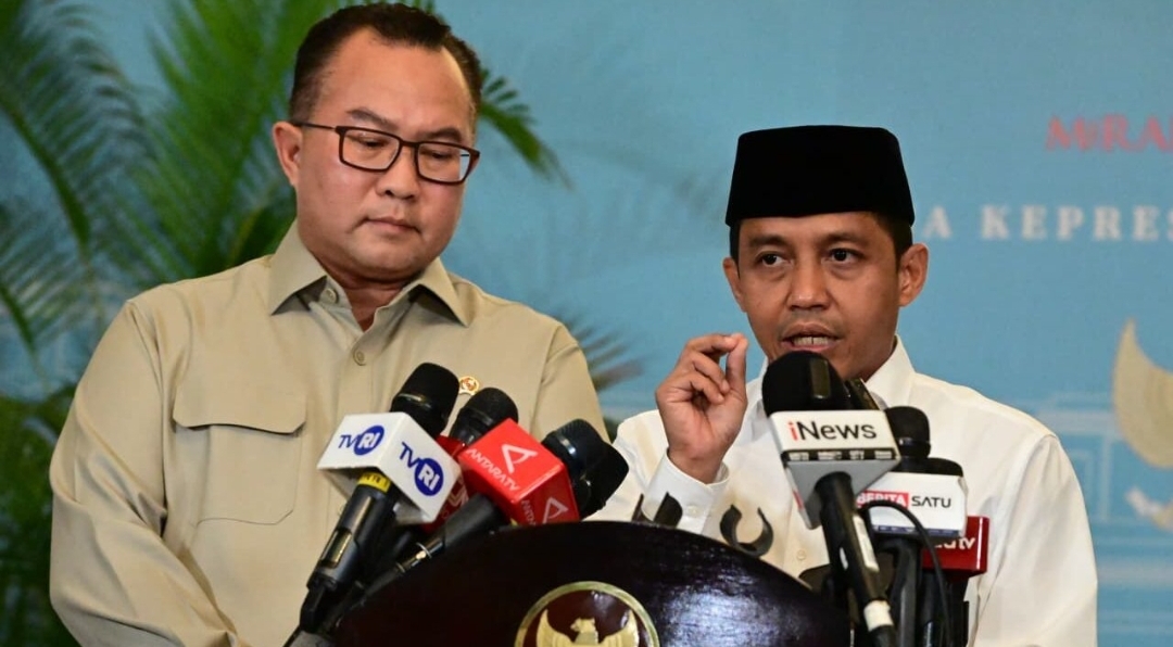 Menhut Raja Juli Antoni bersama Kepala BRIN Arif Satria menyampaikan keterangan pers setelah Presiden Prabowo memimpin diskusi bersama sejumlah akademisi di Istana Merdeka, Jakarta, pada Kamis, 24 September 2026. (Foto: BPMI Setpres)