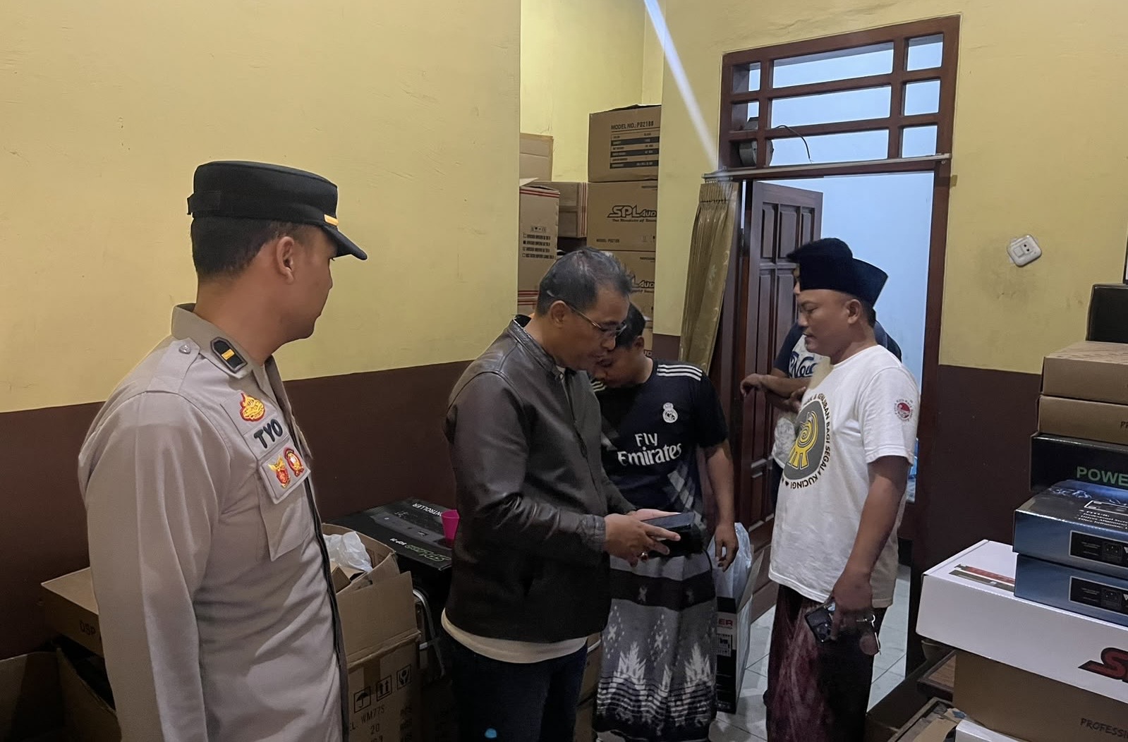 Polisi olah TKP percobaan pencurian di Toko Audio SPL, Desa Kerpangan, Kecamatan Leces, Kabupaten Probolinggo. (Foto: Ist/Serikat-News)