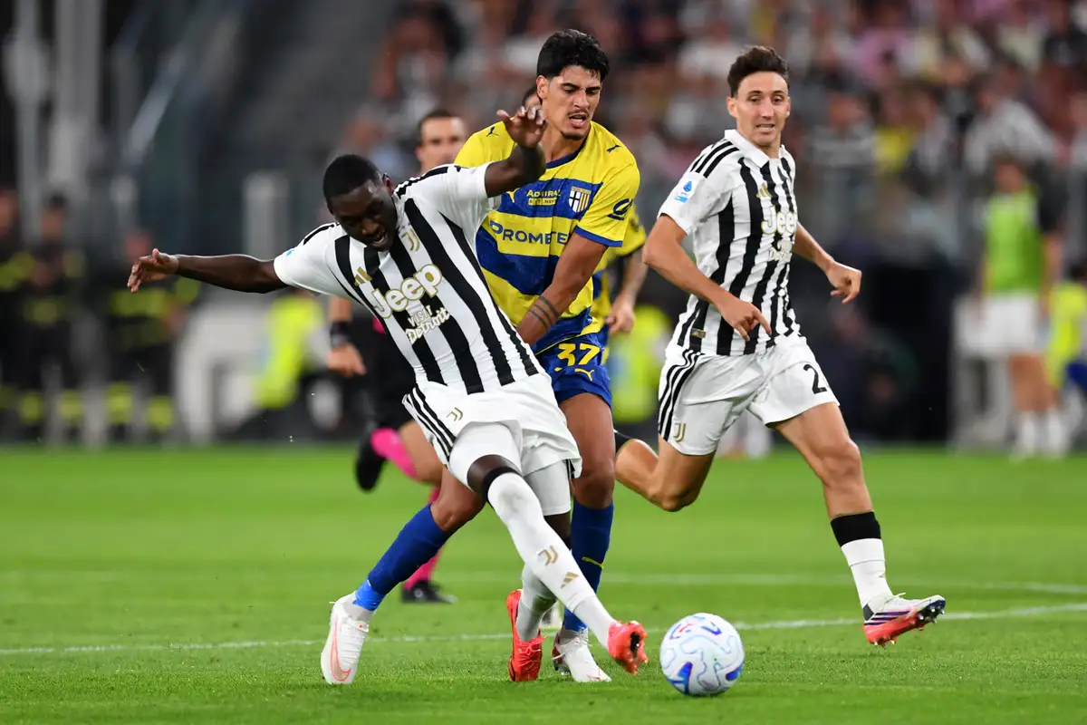 Pemain Juventus mempertahankan bola dari gangguan lawan. (Foto: Getty Images) 