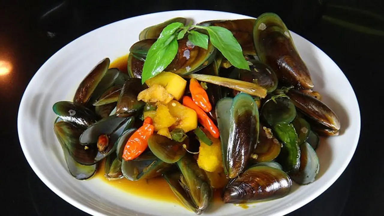 Tips memilih kerang hijau yang segar serta cara mengolahnya dengan benar agar tetap aman dan sehat untuk dikonsumsi. (Foto: Liputan6)