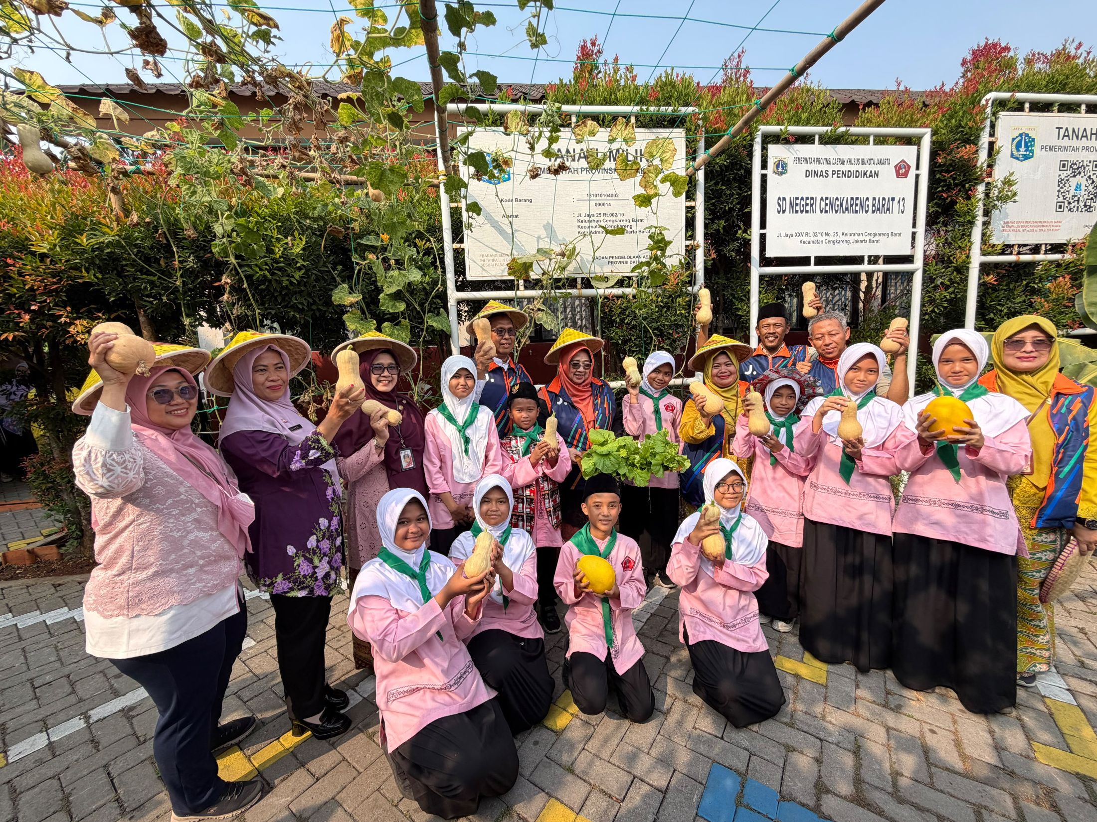 SDN Cengkareng Barat 13 memanfaatkan lahan sekolah untuk urban farming. (Foto: Istimewa)