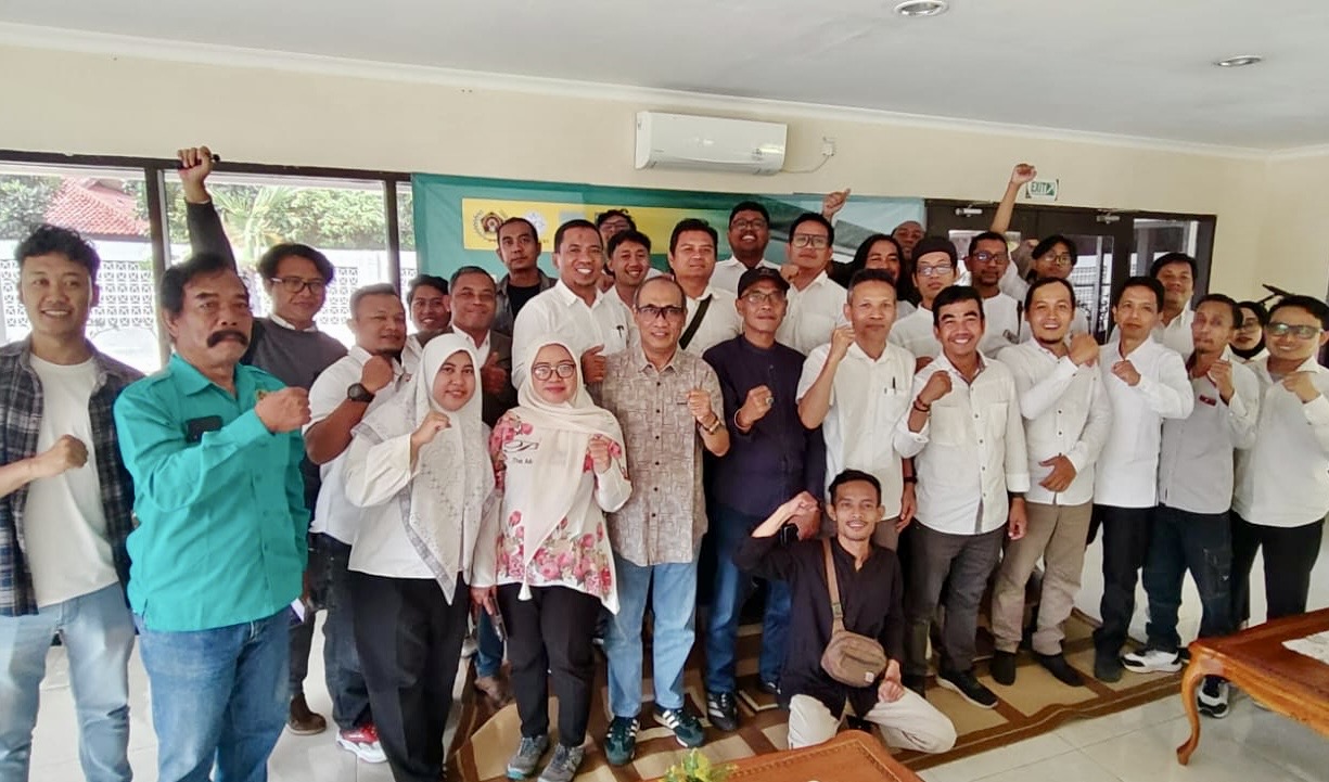 Sebanyak 24 peserta Uji Kompetensi Wartawan (UKW) Angkatan ke-60 berfoto bersama tim penguji. (Foto: Serikat-News)