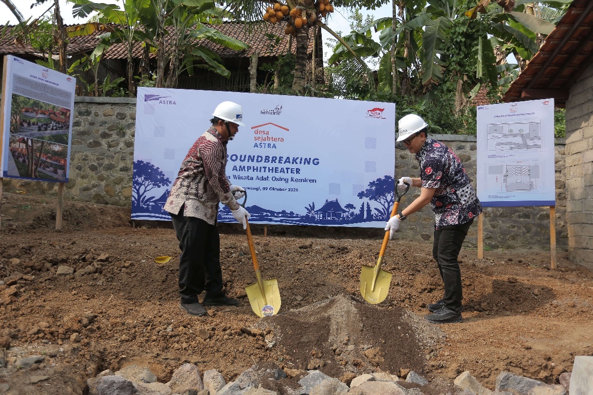 Peletakan batu pertama secara simbolis oleh Chief of Corporate Affairs Astra Boy Kelana Soebroto (kanan) bersama Kepala Desa Kemiren Mohammad Arifin (kiri) pada 9 Oktober 2026. (Foto: Astra) 