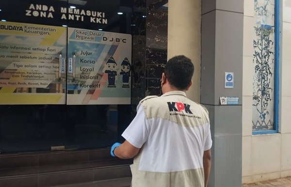 KPK menggeledah Kantor Pengawasan dan Pelayanan Bea dan Cukai (KPPBC) Tipe Madya Cukai Kudus dan kantor PT Djarum di Kudus, Jawa Tengah, Rabu (28/10/2026). (Foto: Antara)