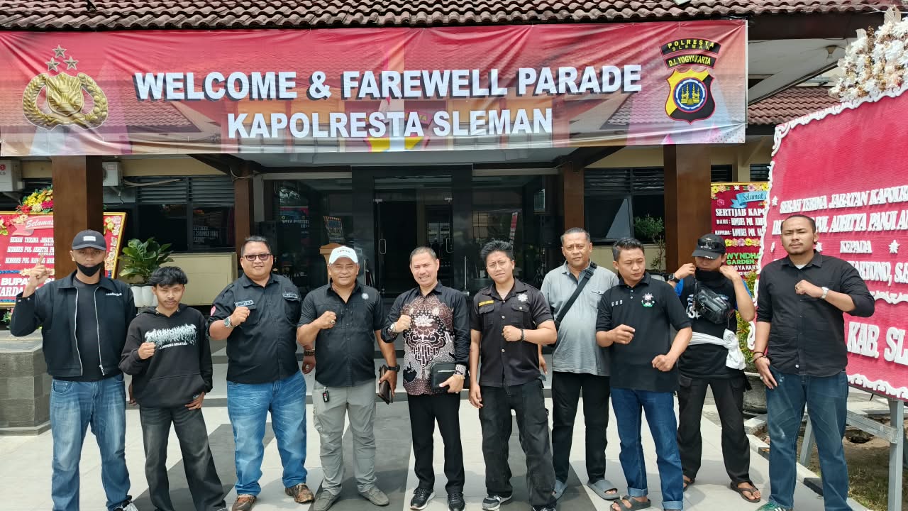 Tim advokat bersama korban dan perwakilan warga PSHT di Mapolresta Sleman, Daerah Istimewa Yogyakarta, Jumat (9/10/2026). (Foto: Fairus Farizki/ Serikat News)