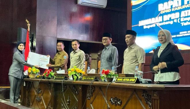 Rapat Paripurna, DPRD Probolinggo Jawab Pandangan Umum Bupati untuk 4 Raperda Inisiatif