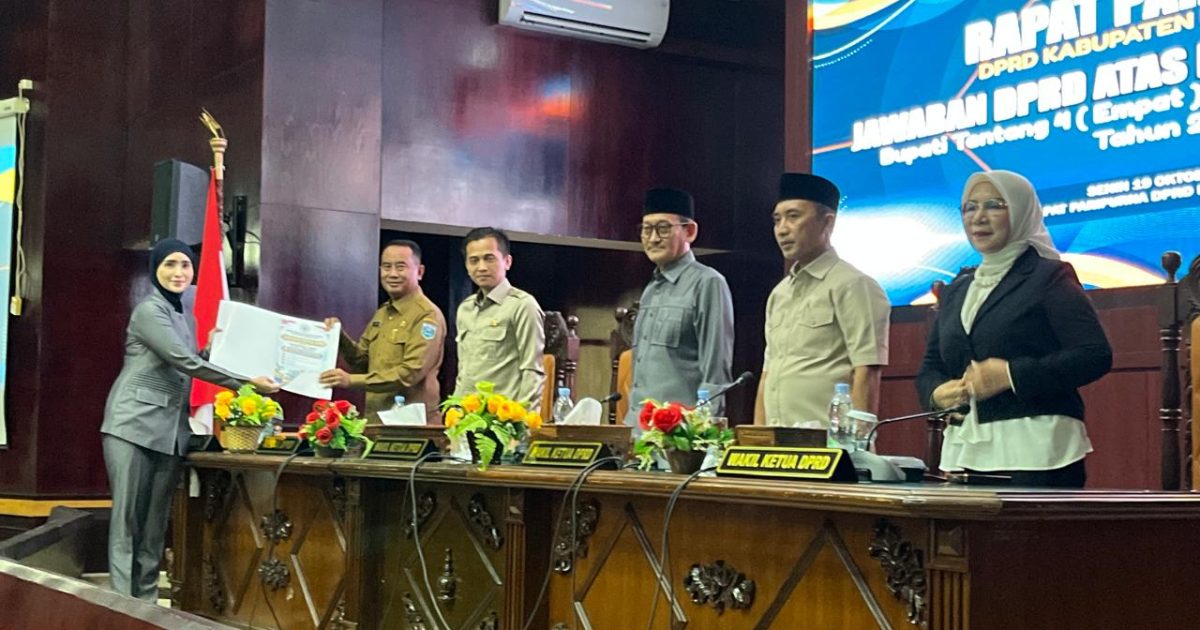 Rapat Paripurna, DPRD Probolinggo Jawab Pandangan Umum Bupati untuk 4 Raperda Inisiatif