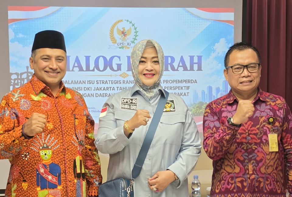 Anggota DPD RI Daerah Pemilihan DKI Jakarta sekaligus Anggota Badan Urusan Legislasi Daerah (BULD) DPD RI, Hj. Fahira Idris, S.E., M.H., bersama Ketua Badan Pembentukan Peraturan Daerah (Bapemperda) DPRD Provinsi DKI Jakarta, H. Abdul Aziz, S.Kom., M.Si., serta akademisi Fakultas Ilmu Administrasi Universitas Indonesia, Dr. Muh Azis Muslim, S.Sos, M.Si. pada gelaran Dialog Daerah di Jakarta pada Senin (26/10/2026). (Foto: Kirwan)