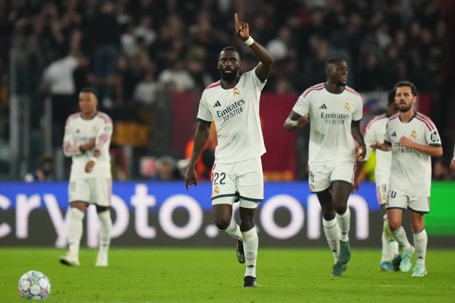 Pemain Real Madrid merayakan gol dalam pertandingan Liga Champions melawan AS Roma, Kamis (15/10/2026). (Foto: AP Photo)