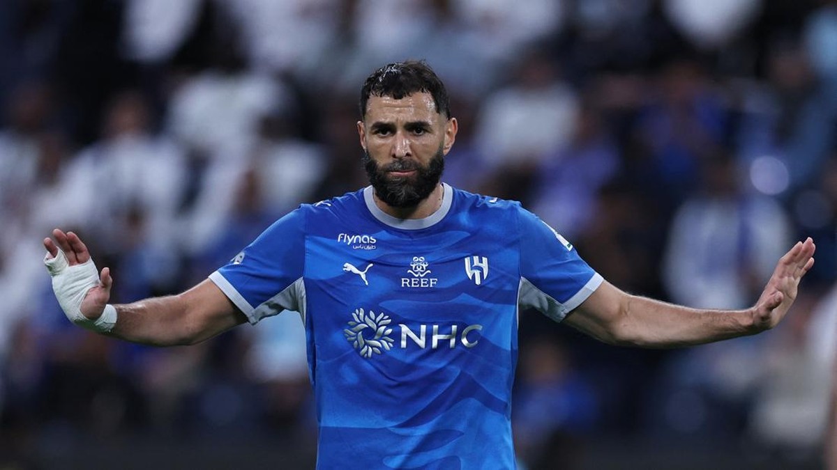 Rio Ferdinand menyarankan Manchester United merekrut Karim Benzema untuk mengatasi krisis penyerang akibat cedera Benjamin Sesko. (Foto: Reuters) 